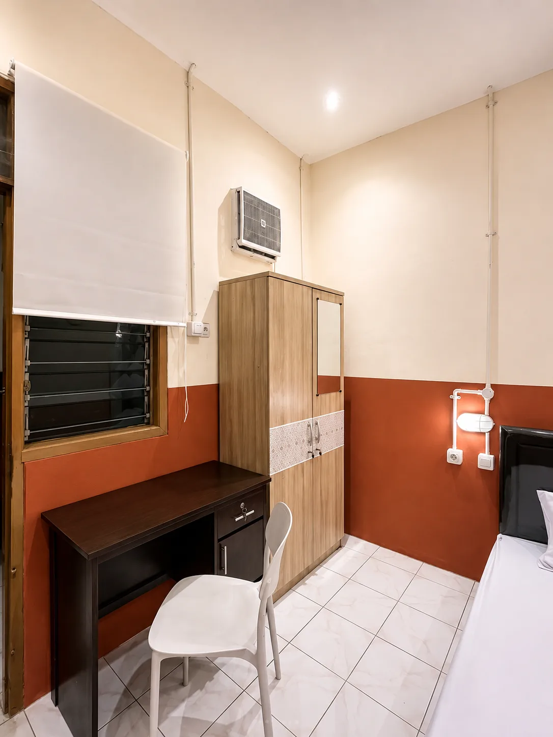 Kamar Nvansa Living dengan meja kerja dan lemari